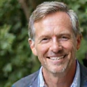 Uśmiechnięty mężczyzna, zadowolony z produktu Moskarownowaga