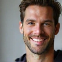 Uśmiechnięty mężczyzna o zdrowym wyglądzie, zadowolony z Męskiej Równowagi