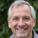 Zadowolony mężczyzna, pozytywnie oceniający produkty Moskarownowaga